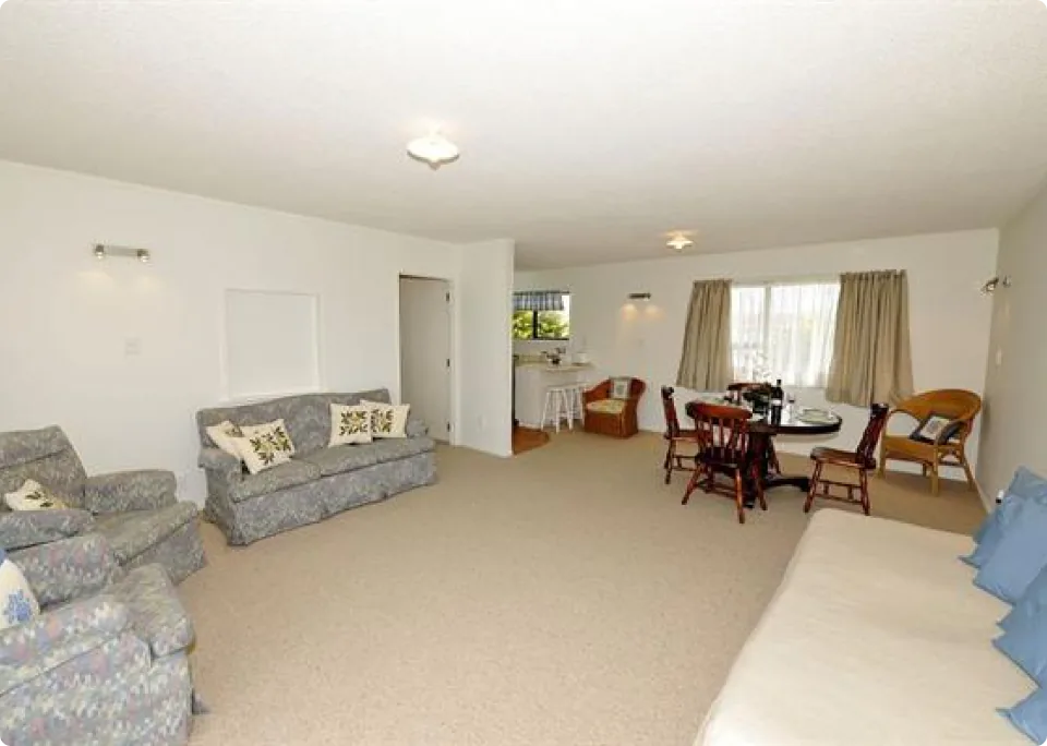 広々としたリビングルーム付きのホームステイ先。ソファやテーブルセットがあり、家族みんなでゆったりと過ごせる明るい空間です。窓からは自然光が差し込み、くつろぎやすい雰囲気が感じられます。